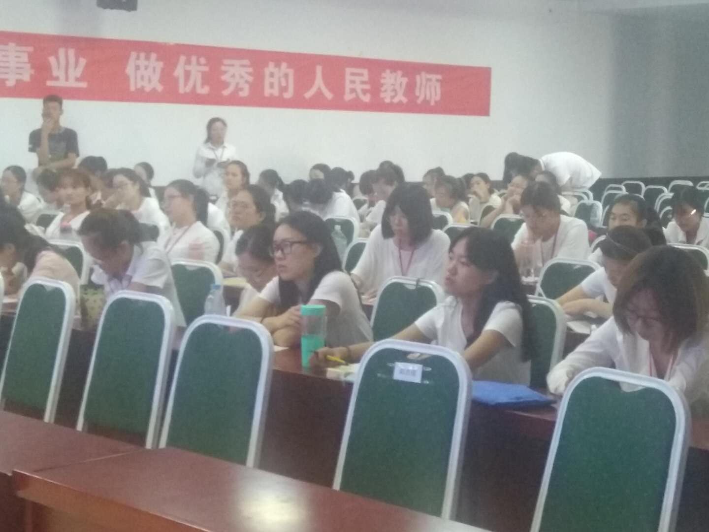 新教师培训之高效课堂视频展播及讲评