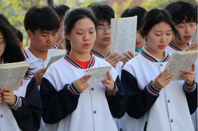 激情澎湃，共战高考——保定中恒高级中学高考送考名场面