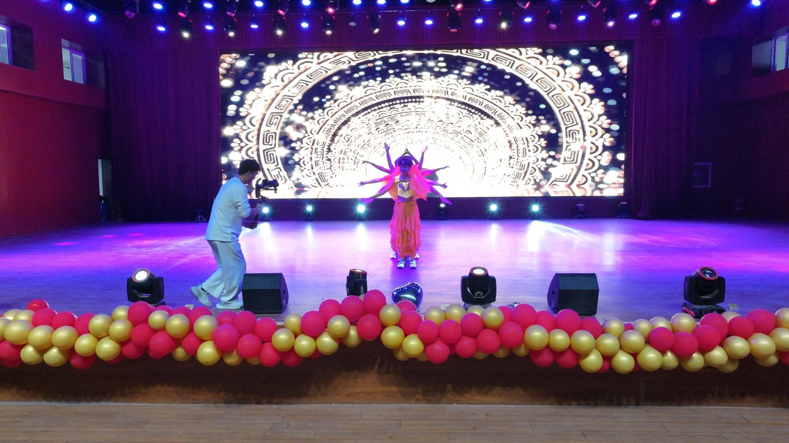 [组图]2025年9月29日晚，基础教育保定校区组织开展“序启新章，逐光而行”25级迎新晚会。 第 3 张