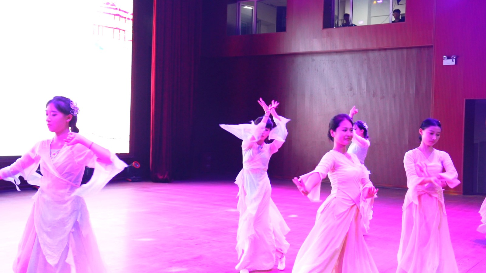 [组图]2025年9月29日晚，基础教育保定校区组织开展“序启新章，逐光而行”25级迎新晚会。 第 5 张