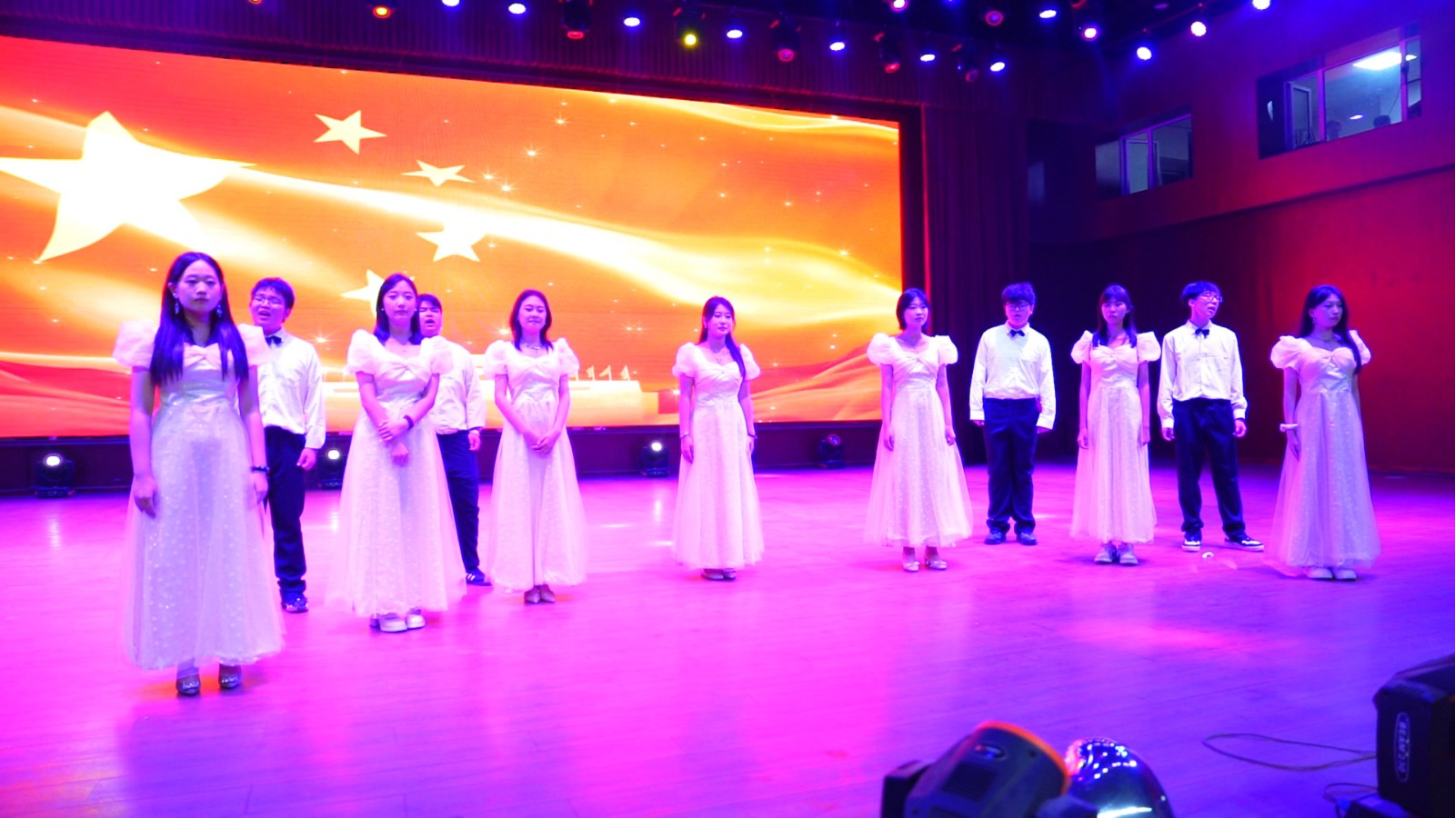 [组图]2025年9月29日晚，基础教育保定校区组织开展“序启新章，逐光而行”25级迎新晚会。 第 7 张